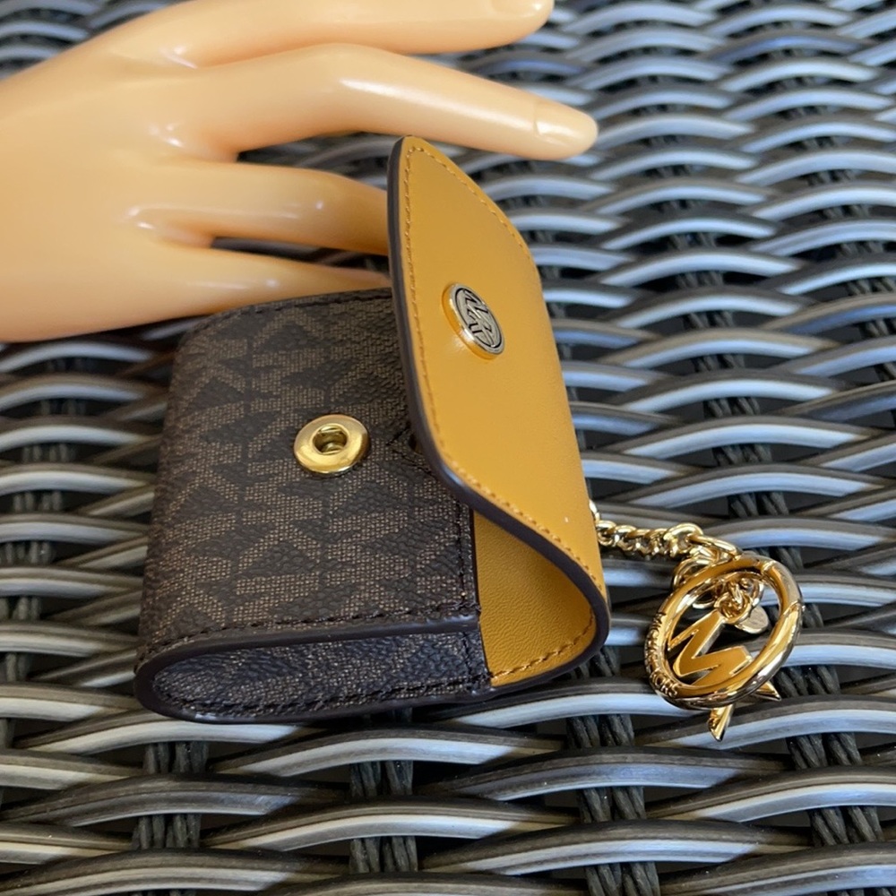 Michael Kors Jet Set Travel AirPod Case - Picture 13 of 16